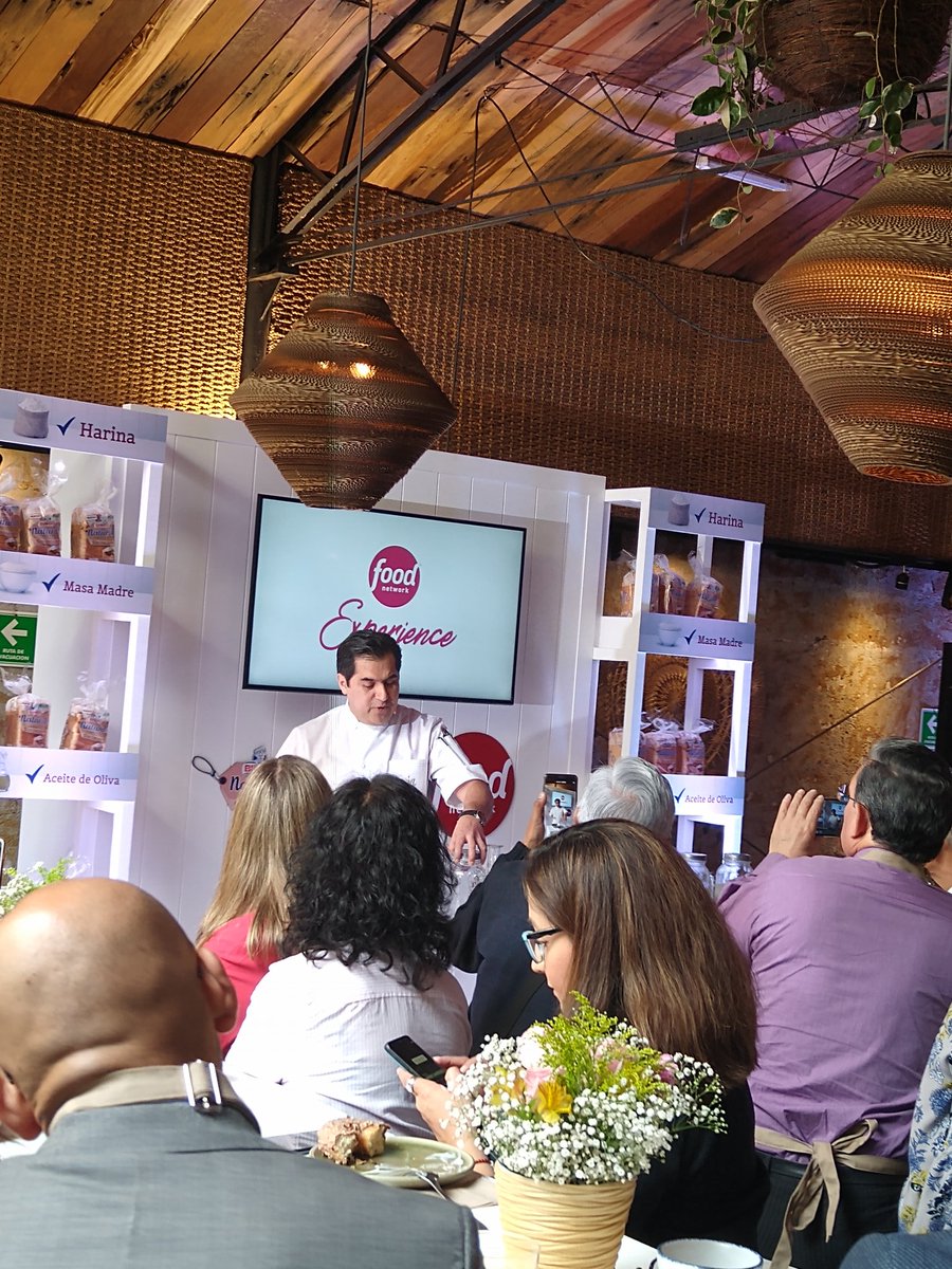 Wow! <a href="/BimboMx/">Bimbo México</a> ya tiene su propio pan de masa madre (a base de harina integral y agua que pasa por un proceso de fermentación). #FoodExperience. Un chef panadero nos explica cómo se hace la masa madre