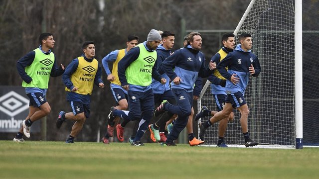 AgustinSileo's tweet photo. Día siguiente a la mayor traición en la historia del fútbol argentino. Gabriel Heinze lidera las tareas de entrenamiento de un plantel que perdió a su capitán/goleador. Seguramente sea la foto que mejor caracteriza la etapa del Gringo en Vélez. https://t.co/Jh8g08mbwu