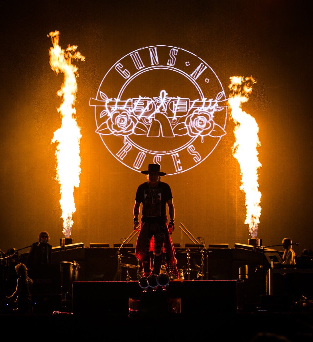 onentertainec's tweet photo. 🔥Sé parte de la historia del rock en Quito 🔥

La banda leyenda llega a Ecuador 
#GunsNRosesEnQuito 🔥🔥🔥
Sábado 21 de marzo - Estadio Olímpico Atahualpa

Entradas en https://t.co/SSHqYPXgyF y en Western Union de:
Quito
Guayaquil
Cuenca

#Axl #Slash #Duff #GunsNRoses https://t.co/r7Iry1apcW