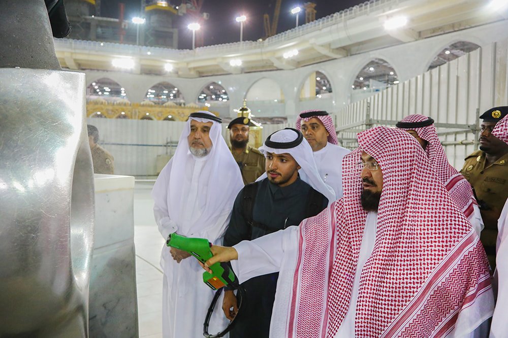L'Imam de la Mosquée Sacrée de #Makkah a inspecté et participé au nettoyage du Mataaf à Masjid Al Haram après la prière du Isha 

Qu'Allah nous accorde la possibilité d'effectuer bientôt le pèlerinage de la Omra 🤲

#Omra #Coronavirus #albayt  #Mecque #muslim #allah #haramain