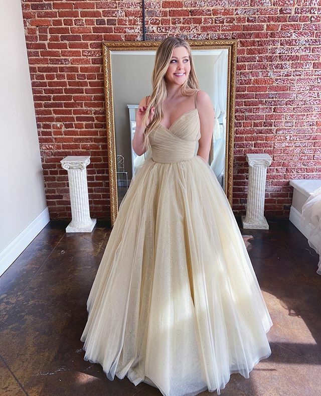 EverAfterTN's tweet photo. Happy Monday! How many of our prom babes are on spring break this week? ☀️It's the perfect day to come find your dream dress at Ever After Bridal...✨ #henris #prom #sherrihilldress #promdress #pageantgirl #senioryear #classof2019 #8thgradedance #quinceañera #classof2020 #cla… https://t.co/5jHEC8N3YU