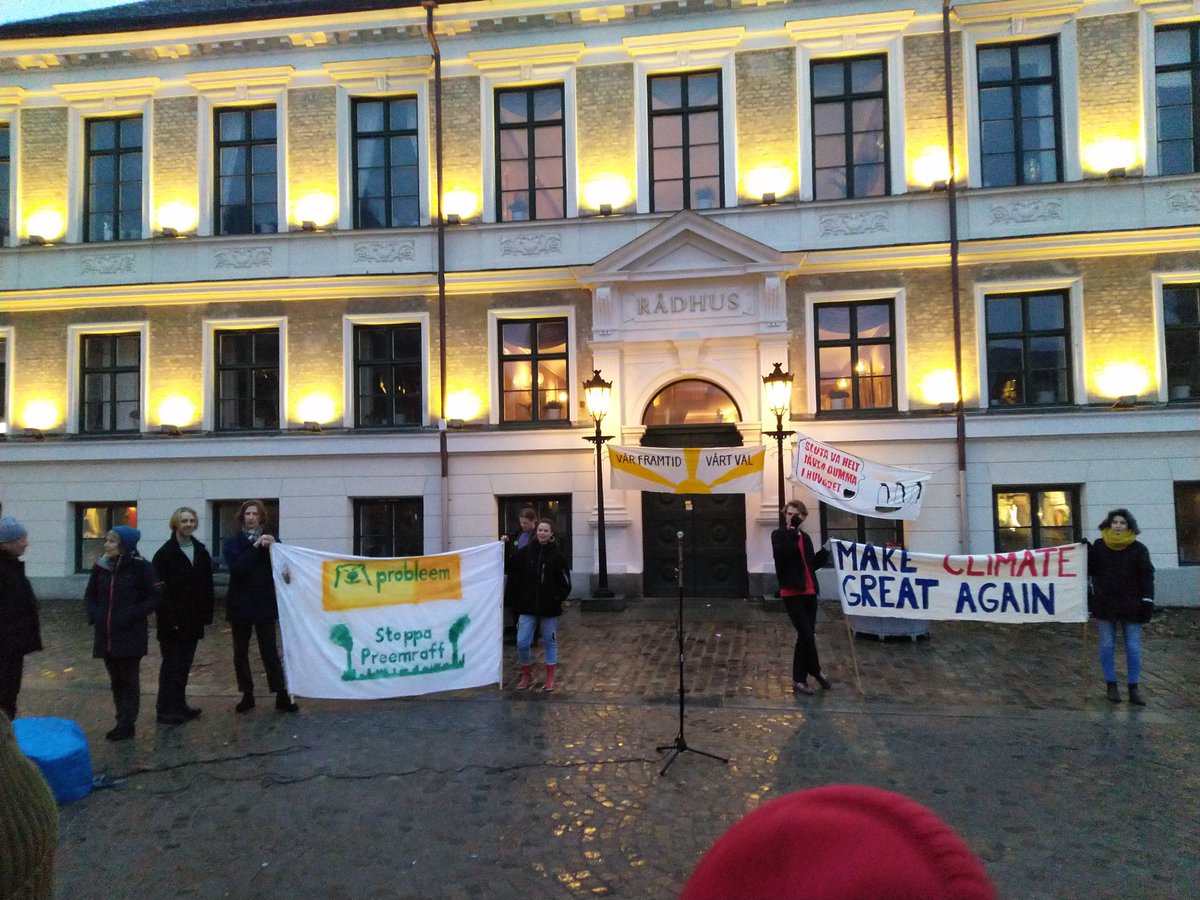 FossilFreeSWE's tweet photo. Solidarity action in Lund.
#ClimateJustice
#Preemraff 
#FuckPreem https://t.co/xGzyETGEdn