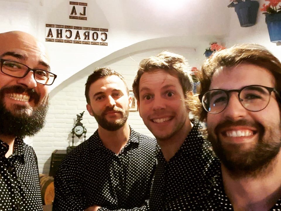 🕺🏽¡VOLVEMOS AL TITÍ!💃.
Disfruta de una noche de impro degustando los mejores vinos y tapas de la ciudad🍷🍤.
🗓Jueves 12 de marzo.
⏰21:00.
📍 @titipedregalejo .
📌C/Bolivia 97, Málaga.
🐟🐟🐟🐟