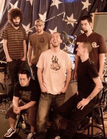 MikeandChes's tweet photo. Typical Bennoda within the band: Mike and Chester in their own world and nobody else is even paying attention 😂 #bennodaforever #bennoda #linkinpark #mikeshinoda #chesterbennington #robbourdon #braddelson #joehahn #davefarrell #brothers #truth https://t.co/NUTiBfLHtH