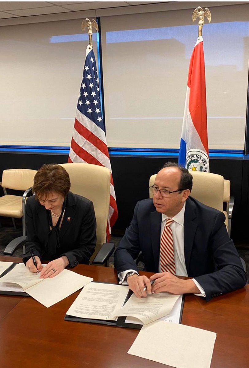 CaceresCMM's tweet photo. Hoy tuve el honor de firmar con la Decana de la Paul O'Neill University @IUONeillSchool, Siân Mooney @SianMooneyPhD de la Universidad de Indiana un acuerdo de cooperacion que otorga 20 becas para Maestrias en Adm.Publica. @IUBloomington es #1 en el mundo en la materia 🇵🇾🇺🇲 https://t.co/2nUpTPI41u
