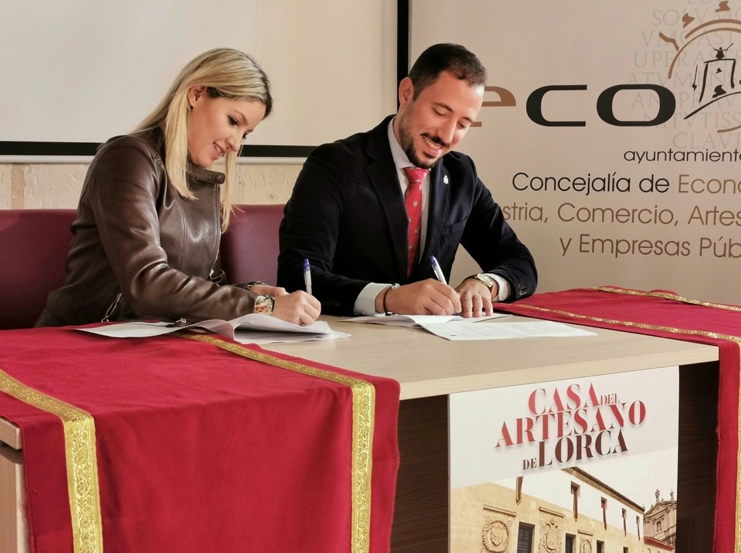 morales_fmg's tweet photo. ✒️Ayer firmamos el convenio de colaboración entre el @AytoLorca
y @regiondemurcia para poner en marcha la Casa del Artesano de #Lorca🏺
➡️Espacio para la divulgación, demostraciones, exposiciones, cursos y talleres🎨🧵
@Empresa_RM @artesaniamurcia
#Artelor
https://t.co/86x1PeCvs4 https://t.co/VYGsIeSRft