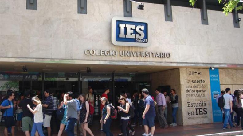 ElDoce's tweet photo. .@IES21, 38 años formando profesionales que necesitan las organizaciones >> https://t.co/nqk2pGWInd https://t.co/DLpqOEzB7B