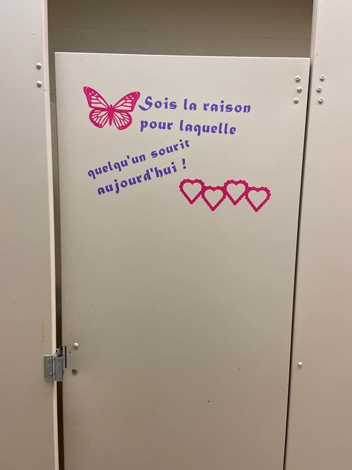 Est - ce que vos enfants ont remarqué les messages inspirants ajoutés aux portes des salles de toilettes?