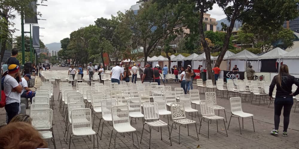 #AHORA Se espera que los diputados de la Asamblea Nacional sesionen este #10Mar desde la plaza Alfredo Sadel de Las Mercedes ante la represión que sufrieron por parte de la PNB en Chacaíto 
Vía <a href="/NTN24ve/">NTN24 Venezuela</a>