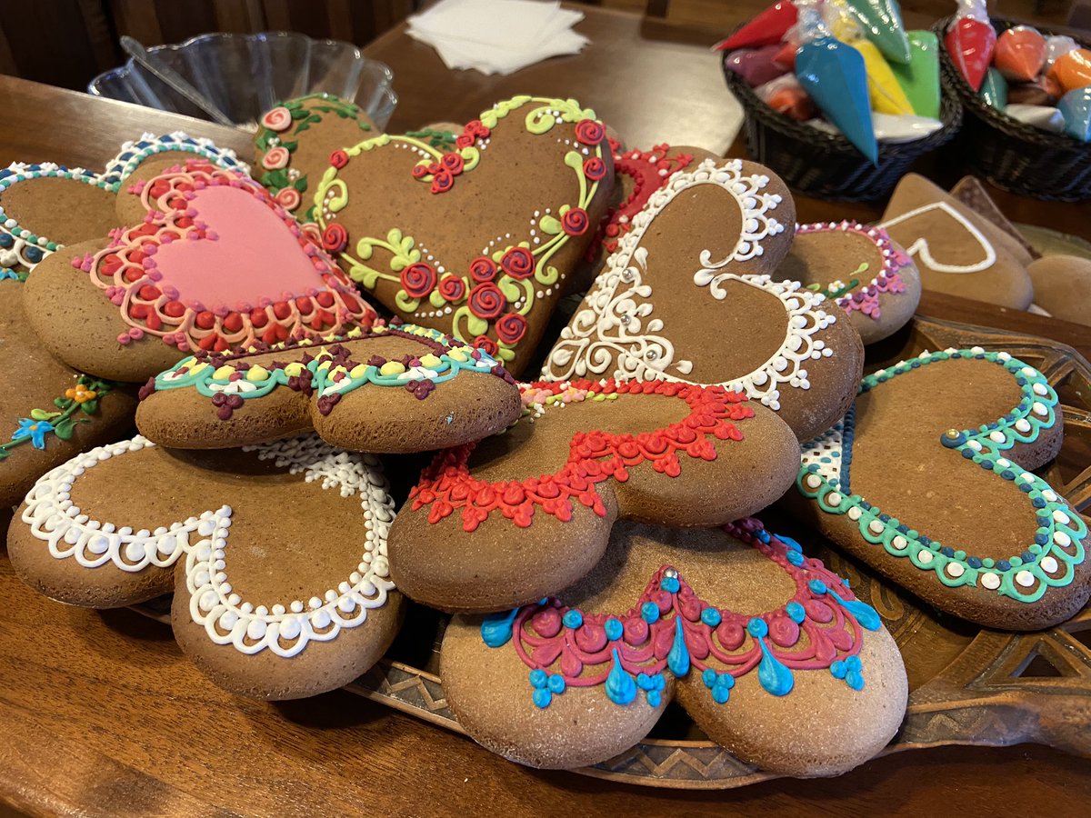 MrsBrown_DT's tweet photo. After a visit to @MuzeumPiernika today, I have decided I’d love to be able to do royal icing well! #alwayslearning #lookatthosecolours #gingerbread https://t.co/uvCtxcoPAV