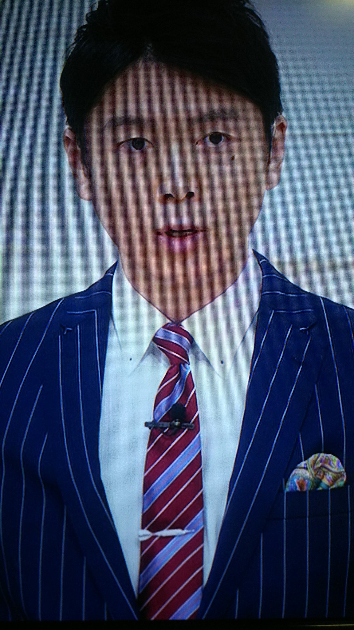 かずい Pa Twitter 今日の井上アナのネクタイピン うーん これはなんだろ ミサイル なんてことは井上アナに限ってないだろうし モチーフ物だとは思うんだけどなぁ うーん うーん 謎 井上貴博 Nスタ Tbs 井上アナ ネクタイピン モチーフ
