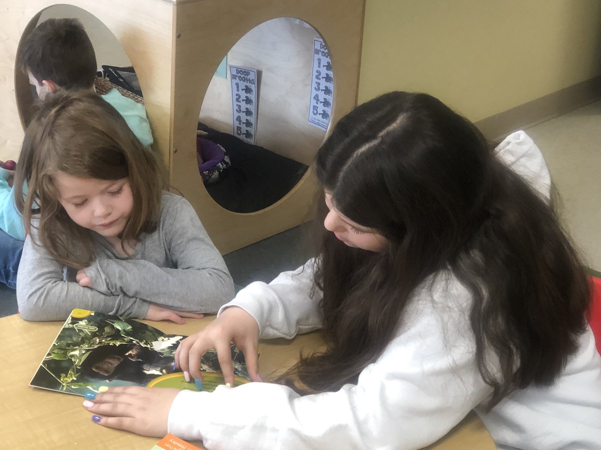AWeiss123's tweet photo. A little reading buddies with the Kinder’s! #moisdelafrancophonie https://t.co/FxMFJhxwaw