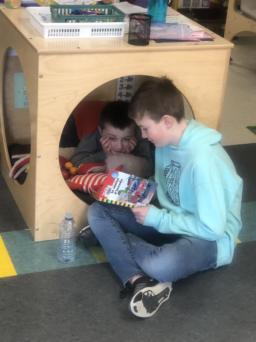 AWeiss123's tweet photo. A little reading buddies with the Kinder’s! #moisdelafrancophonie https://t.co/FxMFJhxwaw