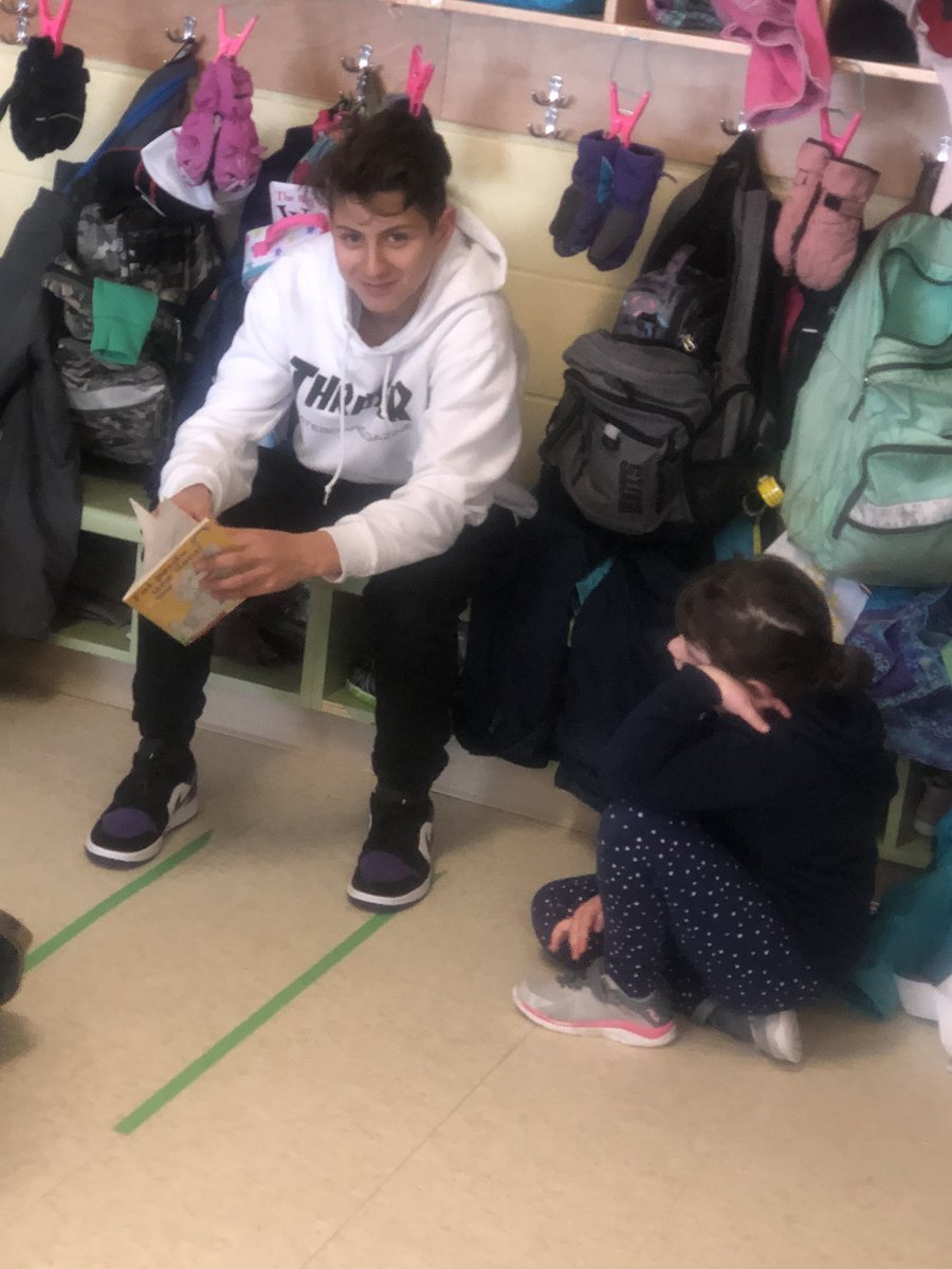 AWeiss123's tweet photo. A little reading buddies with the Kinder’s! #moisdelafrancophonie https://t.co/FxMFJhxwaw