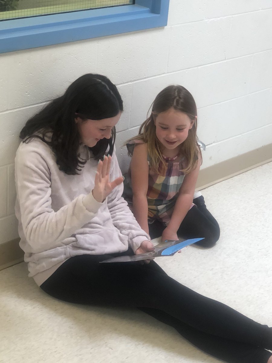 AWeiss123's tweet photo. A little reading buddies with the Kinder’s! #moisdelafrancophonie https://t.co/FxMFJhxwaw