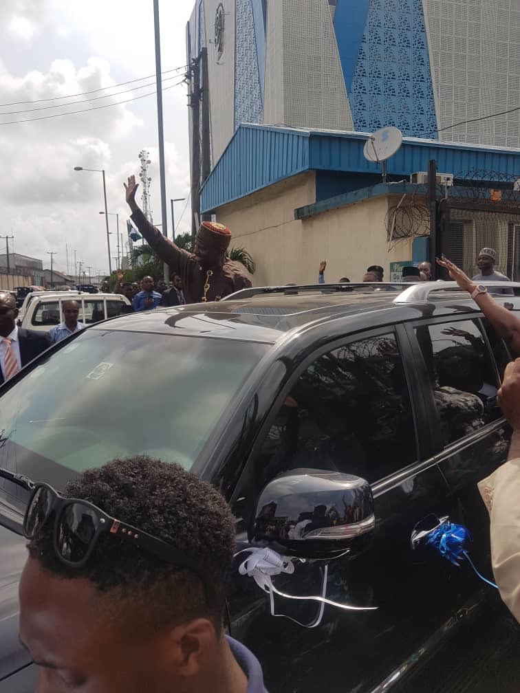 usmanyusuf's tweet photo. 1st in the history of NIMASA, no Director General have been this celebrated...
Staff of NIMASA form guard on Burma Road housing the NIMASA HQ, as Dr. Dakuku Peterside drives majestically in between with ovation.
#LastDayInOffice
#DAP4All
#TeamNIMASA
10/03/2020 https://t.co/yvtlB6ifWO
