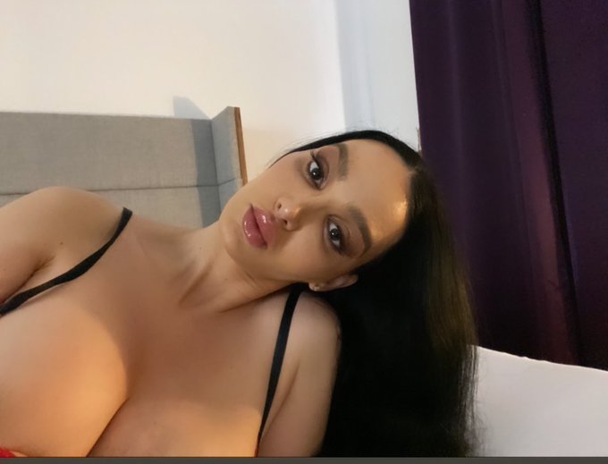 Hey #nyc https://t.co/DBnc4imucC https://t.co/8G9DYFLaat