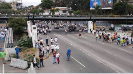 #10Mar Manifestantes se concentran en la autopista Francisco Fajardo a la altura de Las Mercedes, luego que el presidente encargado de Venezuela, Juan Guaidó, indicara que iban a realizar la sesión de la Asamblea Nacional, en la Plaza Alfredo Sadel.