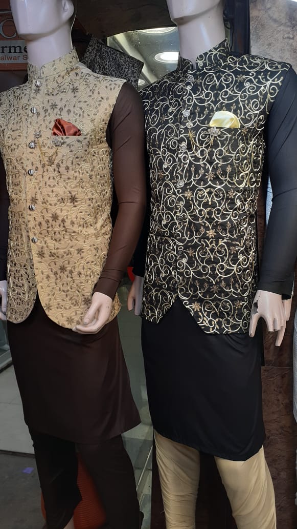 GlacierFabrics's tweet photo. Best Gents stitched suits at very reasonable prices. For more collections and order please call or whatsapp us +923121053373
#stitchedsuits  #waistcoats https://t.co/ksOrT8JqKU