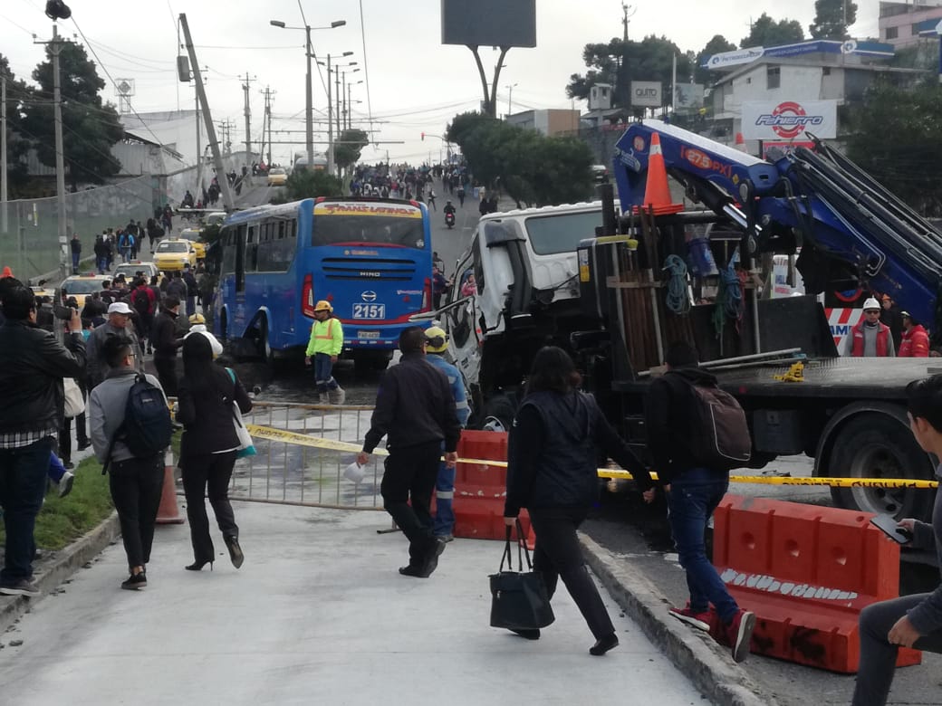 PasajerosQuito's tweet photo. #ACTUALIZACIÓN ⚠️| Por accidente de tránsito en la calle Moraspungo las unidades del Trolebús circulan sentido N-S, por carril de livianos y S-N por la calle Ajavi, Balzar, Maldonado y se suspende las paradas Internacional, Quito Sur, España y Calzado. https://t.co/4StcZ3OJ2K