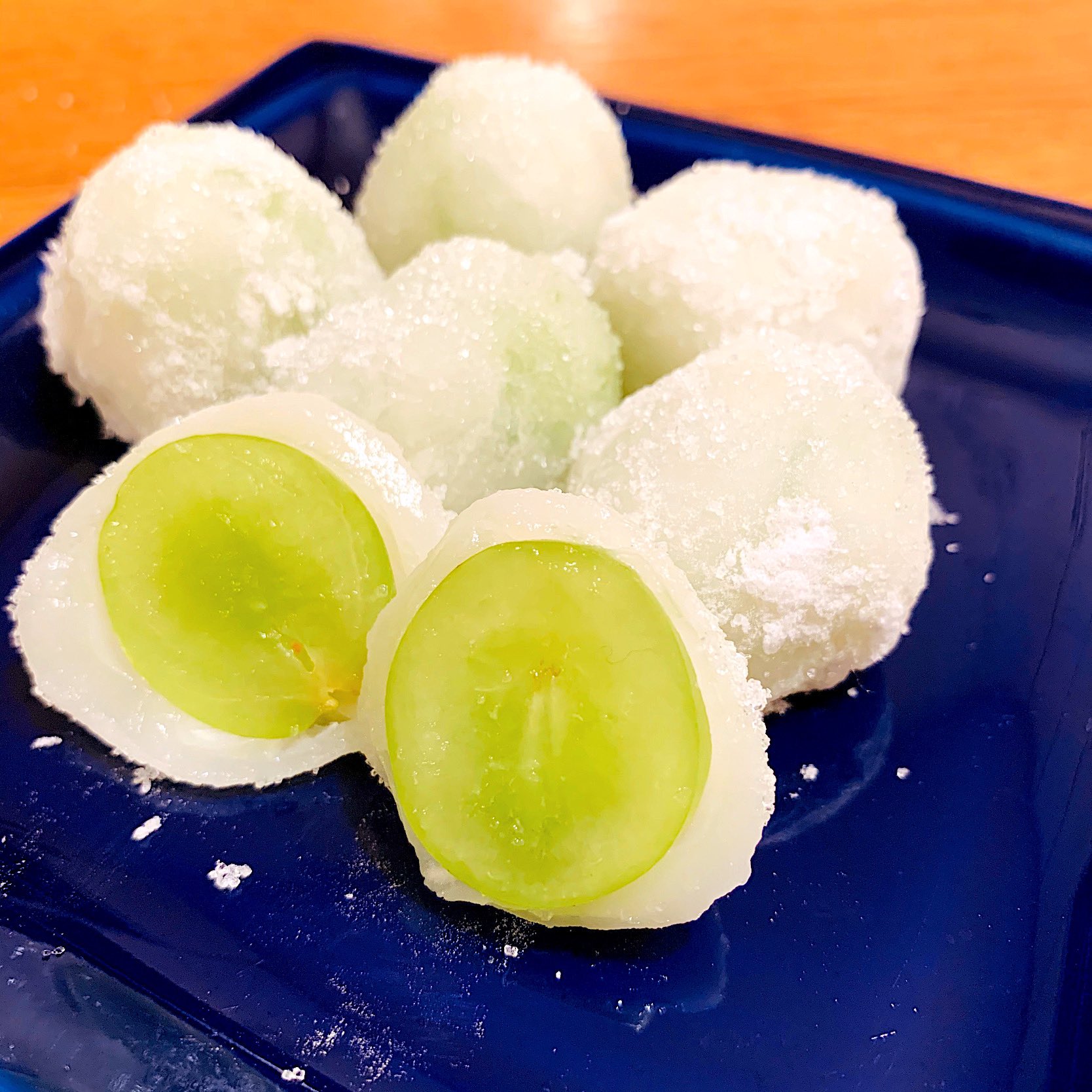 あお 今日のおやつ ぶどう餅 求肥は白玉粉 仕上げにグラニュー糖 お土産で去年食べたあの ぶどう餅風 アレはシャインマスカットだったけどね 次はシャインマスカット包んで食べたいなぁ 手作りおやつ ぶどう餅 T Co Wcohaeesuh Twitter
