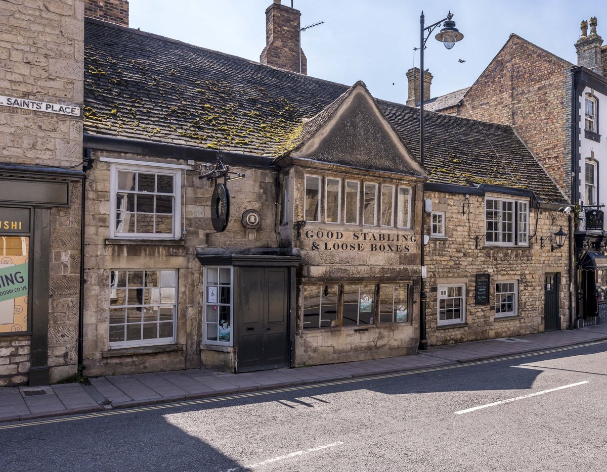 This lovely little pub in Stamford is one of the oldest buildings in the town, and would've been filled with travellers and traders in days gone by, cheering with flagons of ale before setting off on the rest of their long journeys #stamfordhistory #stamfordpride
