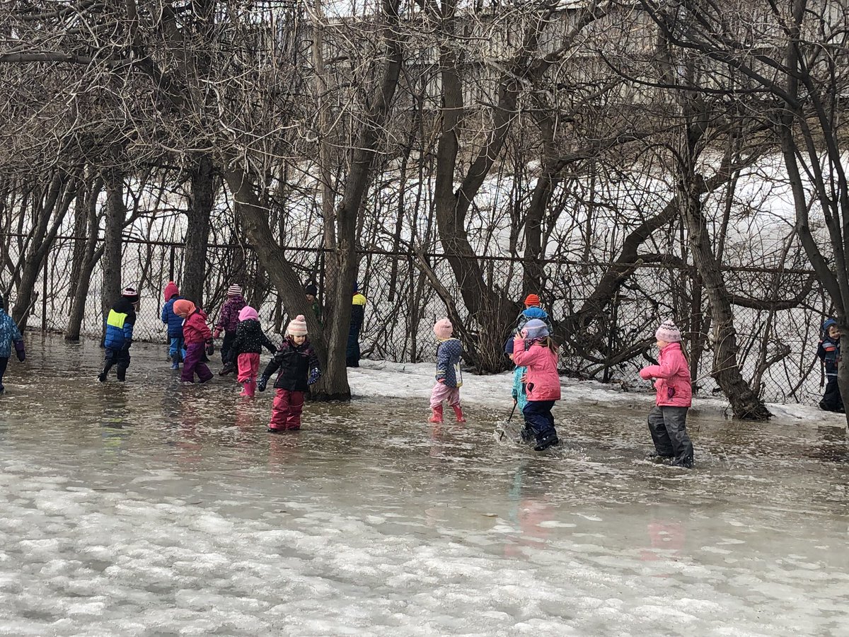 missmouse25's tweet photo. Nous on n’a pas peur de se mouiller pour explorer la fonte des neiges! #pmje #apprentissageextérieur #cecce @auCoeurOttawa https://t.co/NLzw9H24iE