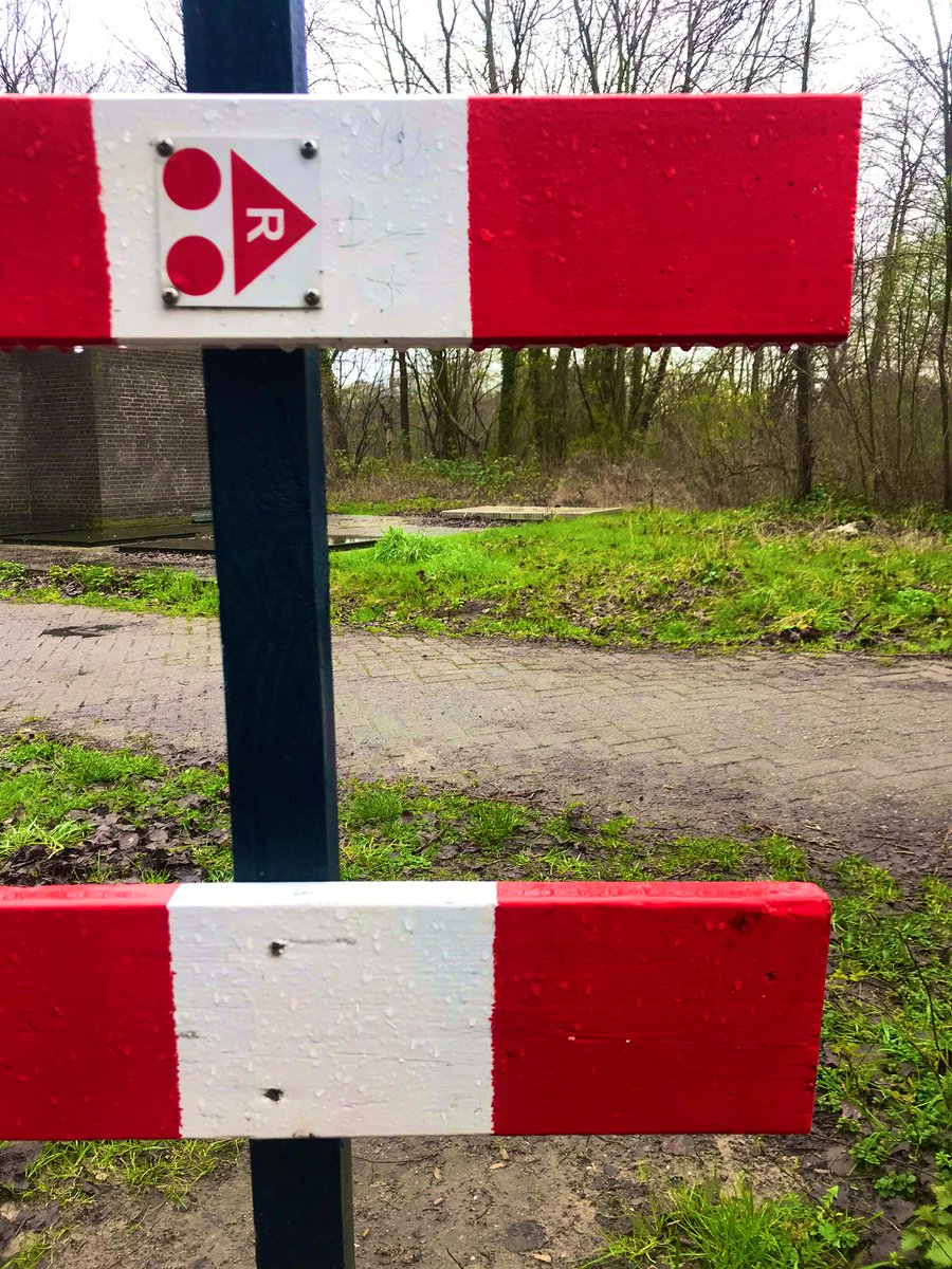 : Re•bel over #dwars. #weg #straattaal #DwarseDenkers #boekenweek #detail