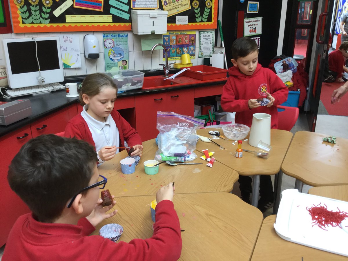 PPSMrsJones's tweet photo. Year 4EJ made volcano cakes. We used different coloured icing and strawberry laces to create the lava. Diolch yn fawr for helping us Sian. @PPSHealth_Well @PPSSciandTech @PPSExpresiveArt https://t.co/jQamYm8pZG