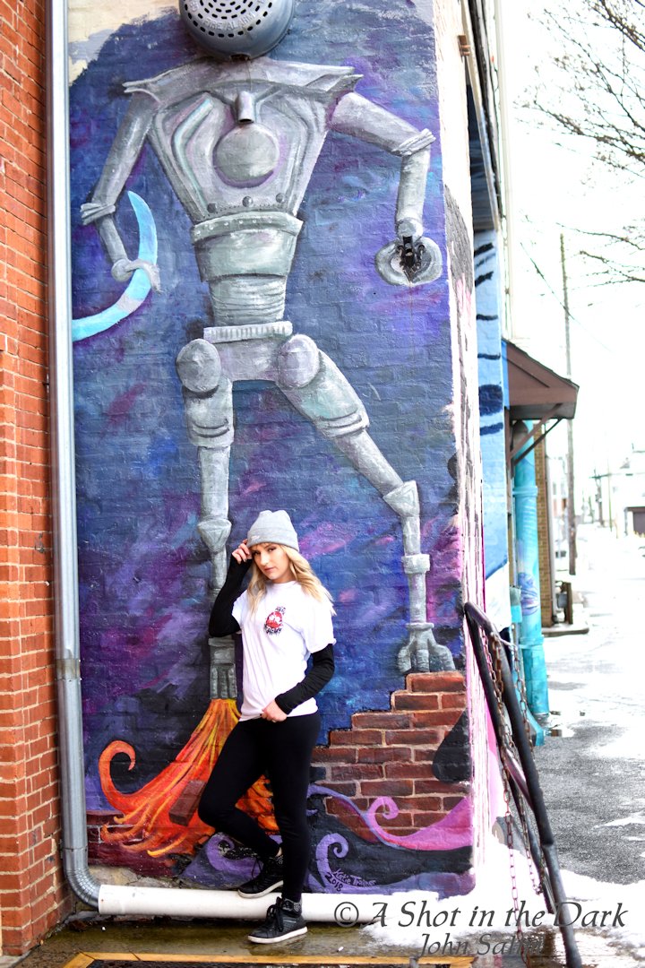 ashotinthedrknj's tweet photo. It's a twofer Tuesday with #JadeB and an alien robot (mural by #KatieTrainer) #blonde #tshirt #promo #redmummy #leggings #sneakers #skullcap #robot #mural #picoftheday https://t.co/J14DGoDMCC