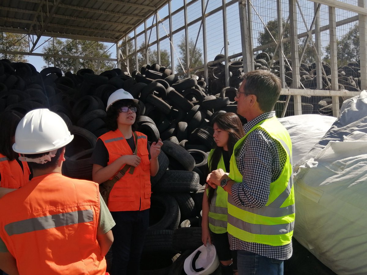 _Yurikoyonekura's tweet photo. Fuimos a la planta de reciclaje polambiente, estamos super agradecidos nos facilitaron material para trabajar en el proyecto científico de #fllchile https://t.co/6ClPQaEEtv
