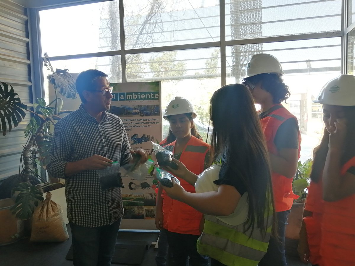 _Yurikoyonekura's tweet photo. Fuimos a la planta de reciclaje polambiente, estamos super agradecidos nos facilitaron material para trabajar en el proyecto científico de #fllchile https://t.co/6ClPQaEEtv