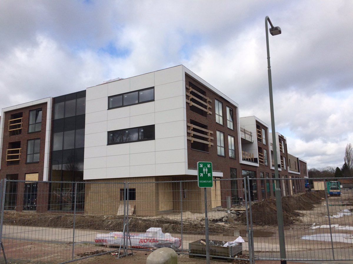 SamadHoubban's tweet photo. Het gaat super rap met het nieuwe winkelcentrum  #Brukske! Einde masterplan in zicht! De bouw van 20 energiezuinige appartementen door @BouwmijJanssen boven supermarkten @jumbosupermarkten in @Gemeente_Venray. Nieuwe thuis voor onze huurders
@wonenlimburg #duurzaam #welkomthuis https://t.co/yvpCctWj9w