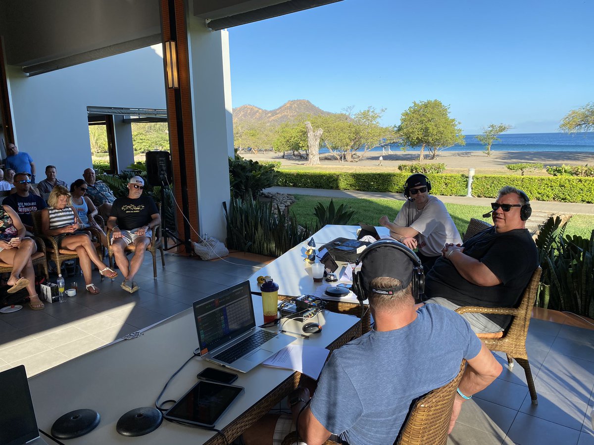1029TheHOG's tweet photo. It’s a very picturesque Sports Report with @1TimMurray LIVE on the beach at @RiuHoteles in Costa Rica with @foxworldtravel, @AppleVacations thanks to @BoucherAuto and @Don_Savaglia! #bobandbrian #springbend #springbend2020 #mke https://t.co/7vSB4mrgnn