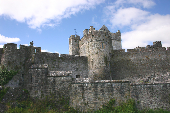 YannFossurier's tweet photo. Selon des sources locales, le tournage irlandais de #TheLastDuel #LeDernier se déroulera aussi au château de Cahir, dans le comté de Tipperary. Le château sera en effet fermé au public du 18 mars au 3 avril. "Excalibur" y a déjà été filmé. #RidleyScott https://t.co/j6JLPsBhN7