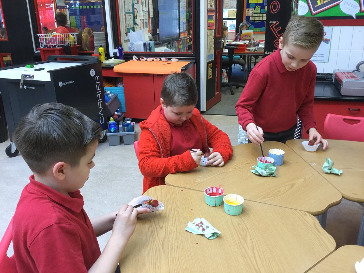 PPSMrsJones's tweet photo. Year 4EJ made volcano cakes. We used different coloured icing and strawberry laces to create the lava. @PPSHealth_Well @PPSSciandTech @PPSExpresiveArt https://t.co/yQz8mIMols