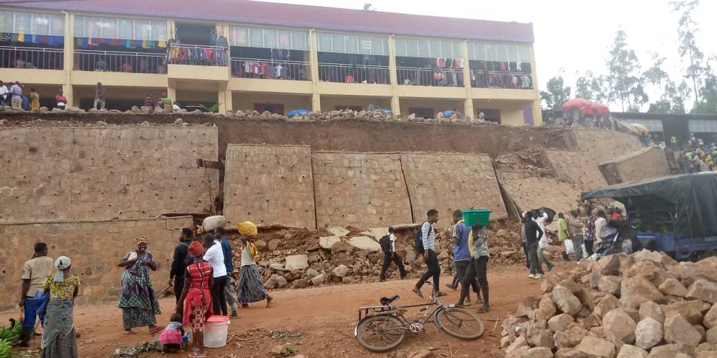 ChroniclesRW's tweet photo. UPDATE: Multimillion Franc market complex opened last month in Ntarabana sector, Gicumbi district along Gatuna-Kigali highway, has began crumbling. The foundation is sinking, causing the support-walls to fall off https://t.co/Il3NP4Nc3I
