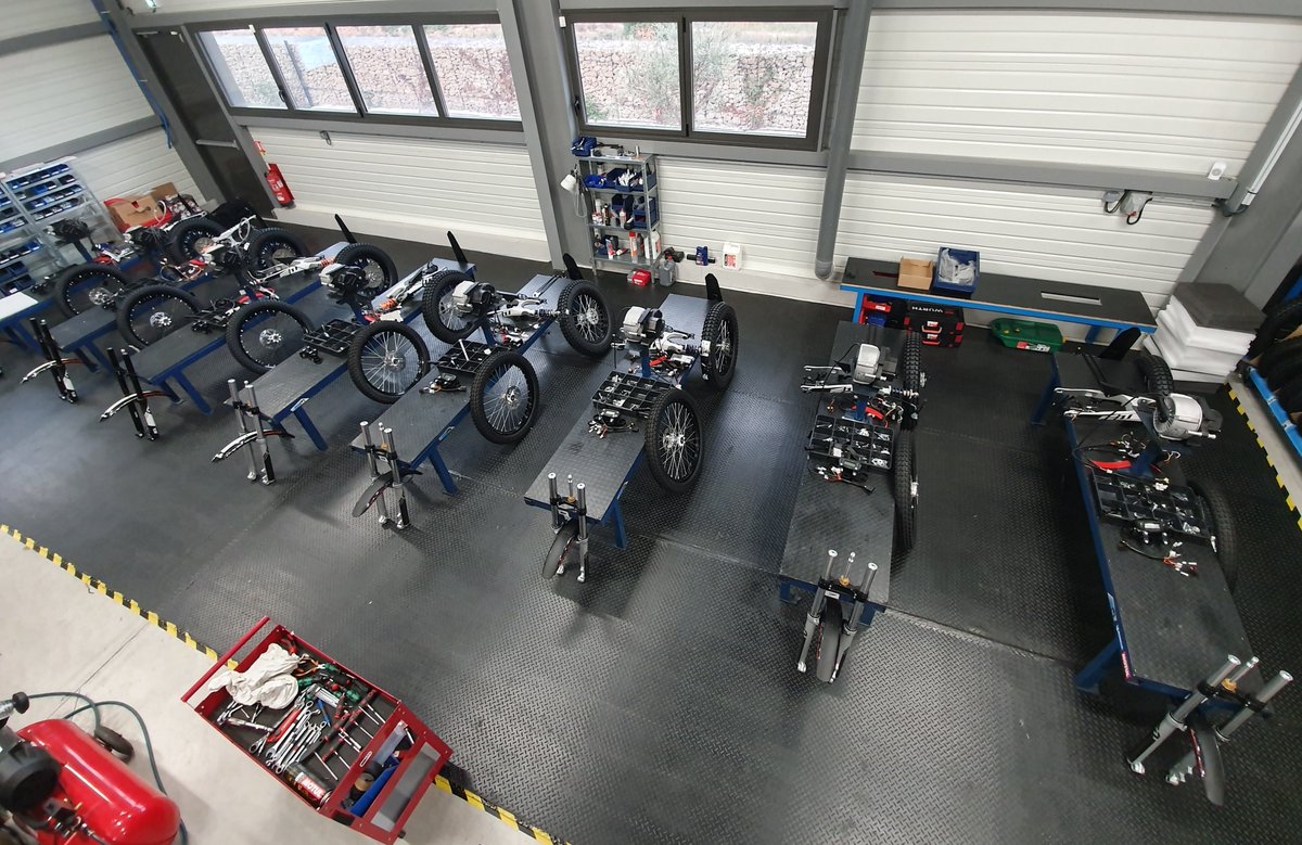 vjrtuasfndn's tweet photo. #ElectricMotion a la main sur l’accélérateur 😃 Fabricante de #motos électriques tout-terrain🏍️, elle renforce son équipe et table sur 480 ventes en 2020. 3 pilotes défendront ses couleurs dans les championnats de France et du Monde ! #IndustriePositive 👉 https://t.co/02Up0uhB6Z https://t.co/mIBG6y3U7M
