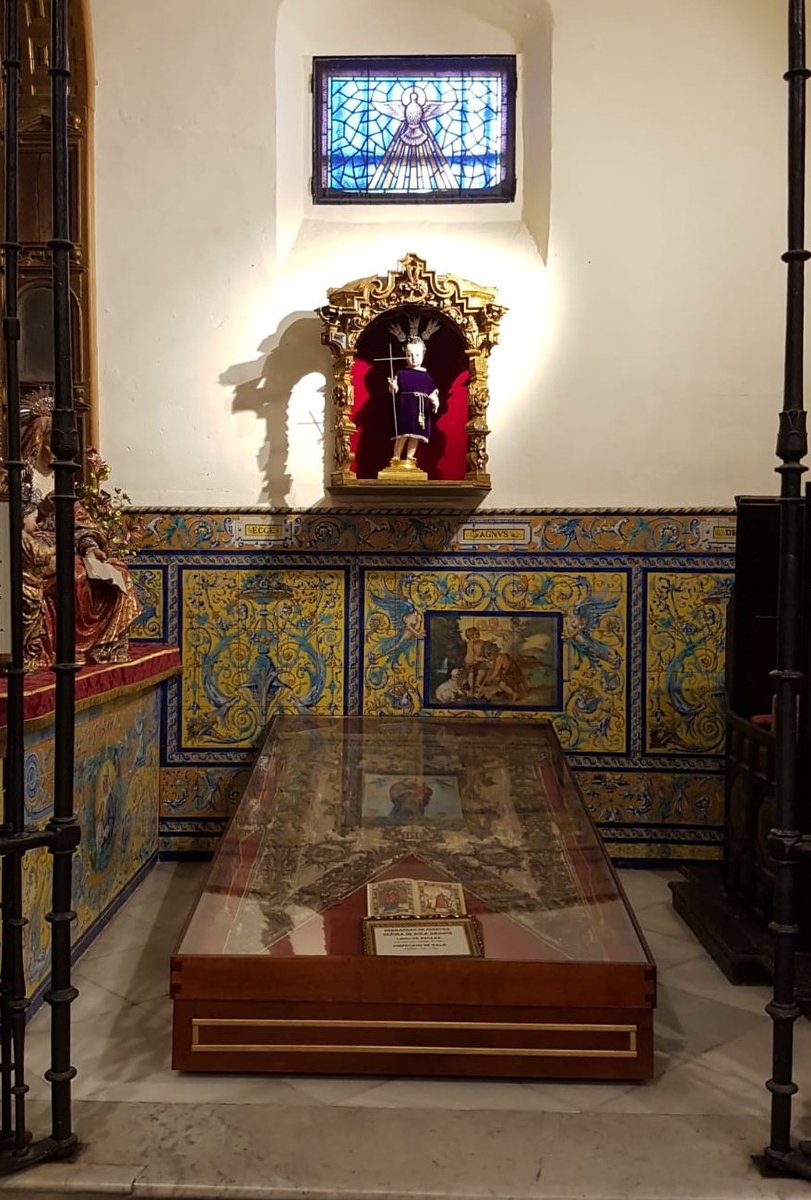 En la Capilla de Santa Ana se puede contemplar como ha quedado expuesto el Simpecado de Rocamador de gala para evitar que siga deteriorándose.Sobre la vitrina se ha colocado el manifestador,también recientemente recuperado por la Hermandad,y que cobija al Niño Jesús de Rocamador