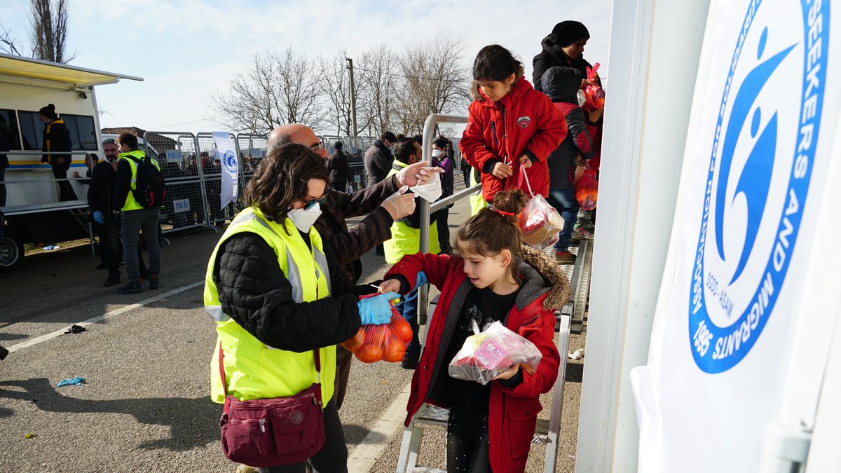 sgdd_asam's tweet photo. The urgent needs of children and families on the Greece border still need to be provided for. As ASAM, we support refugees by distributing food, blankets, hygiene kits and other relief items through the comprehensive needs assessment works we conduct. https://t.co/WDQ3w5euTh