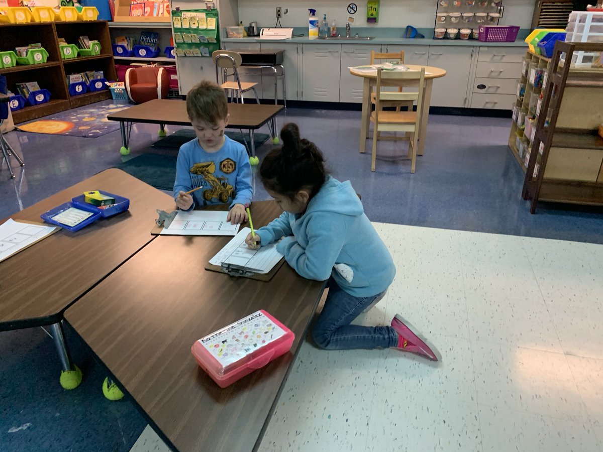 irons_moes's tweet photo. Working together on how to writing! https://t.co/7MiqBfGGGZ