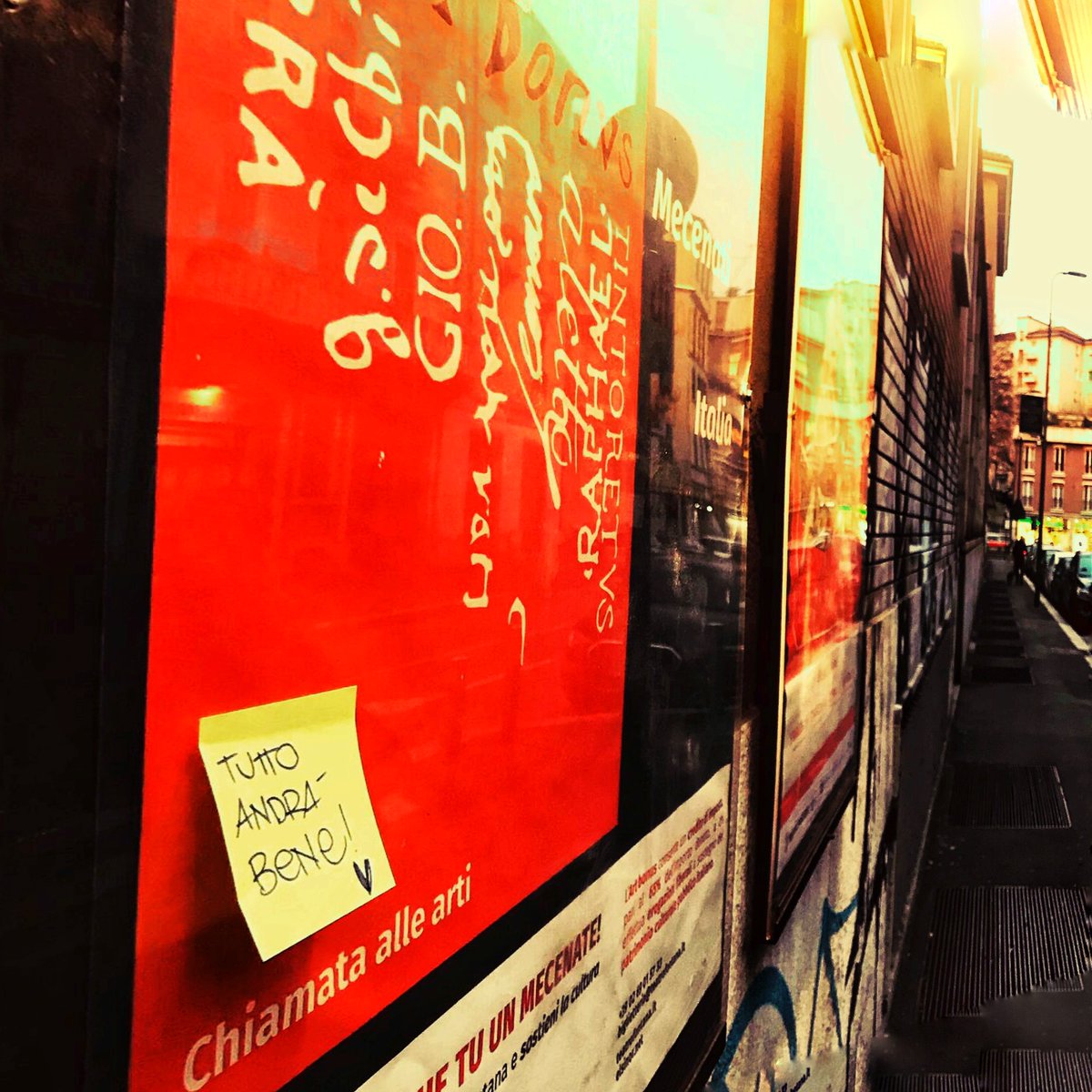 Ci siamo ancora tutti. Anche se non ci vediamo.
Post it da uno sconosciuto.
Teatro Fontana. Bacheche. Esterno giorno.
Un po' ci siamo commossi. E sì, tutto andrà bene. 
#Teatro #coronavirus #coronavirusitalIa #Milano #quartiereisola #zonarossa