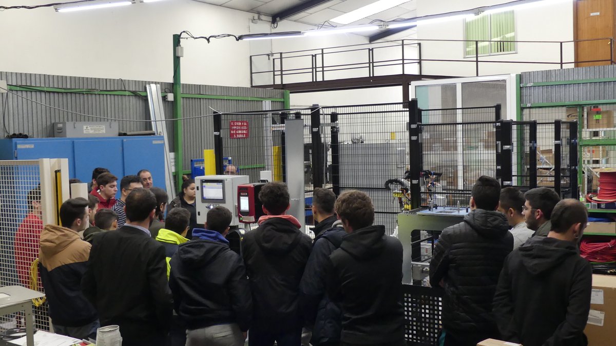 PotenciaControl's tweet photo. Hoy nos acompañaron alumnos del @cristoreyva  Es importante para nosotros, compartir nuestra #experiencia #sucasa #rfid #trazabilidad #datamatrix #tecnologia #robotizado #automatismo #instalaciones #Valladolid @sjvalladolid @educsi @JesuitasESP @ABB_Spain  @siemens_es https://t.co/1LtffL3FSq