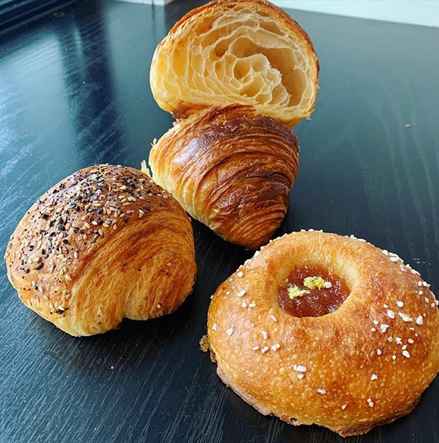 kingstonbread's tweet image. Tuesday is pastry lab at KB+B. While we keep working on mastering the plain croissant (we are truly closing that last 5%) we also have 2 new things to try today. Left: Everything Croissant - filled with cream cheese, topped with our bagel glitter seasoni… ift.tt/3cMPoPG