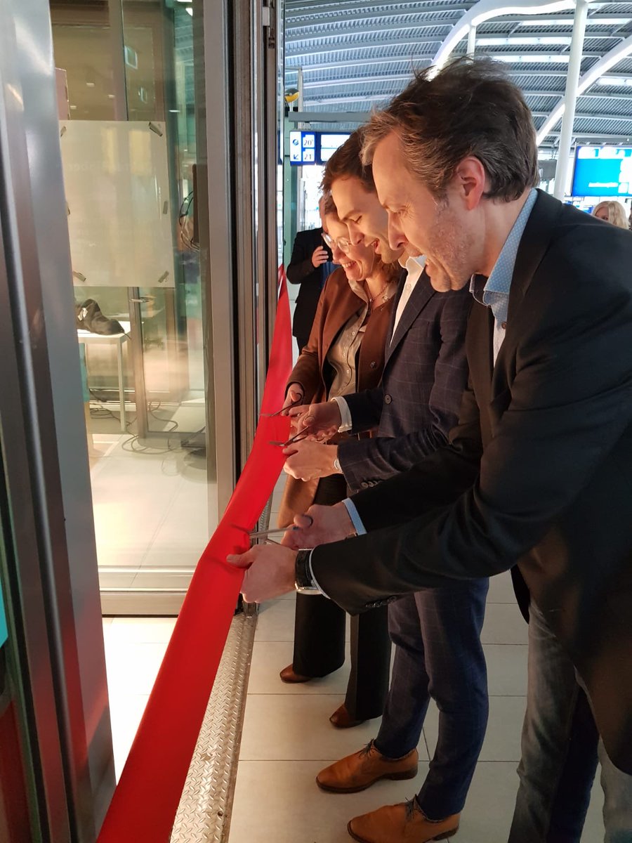 ontdekdezorgwk's tweet photo. Feestelijke opening van de #ontdekdezorg pop-up store op Utrecht CS door @MaartenOoijen, @vincentalkemade en @mvhek. Kom ook langs en ontdek wat leren en werken in zorg en welzijn jou te bieden heeft! #regioplus #ikzorg #zfactor https://t.co/ABaTpwJCrr