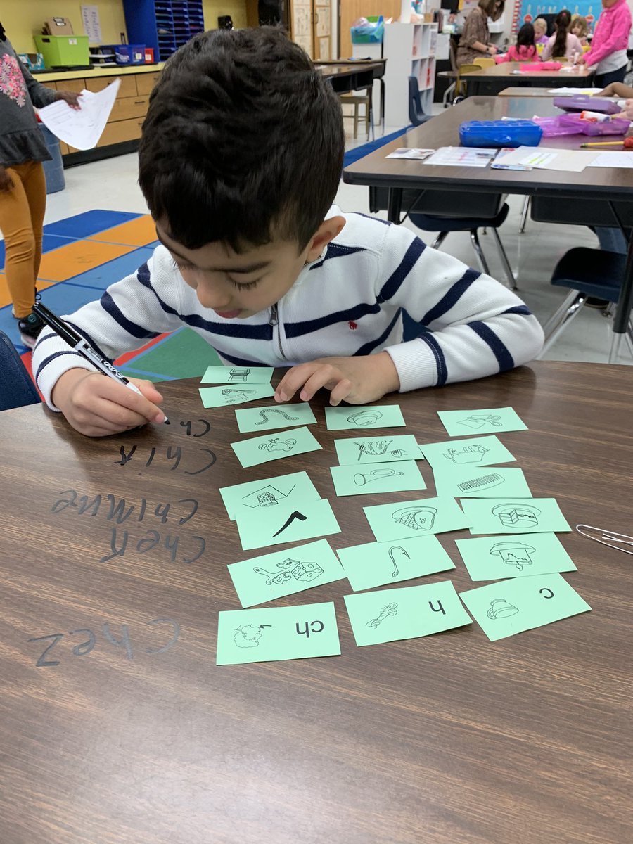 CESKinderWHYTE's tweet photo. Sort and write! #EngageYCSD #WordStudy https://t.co/inkdreui7y