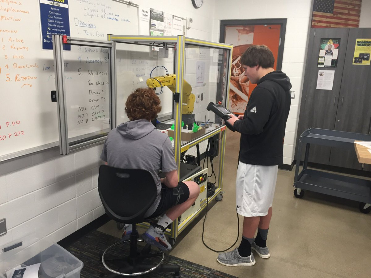 Tristarcc1's tweet photo. Tri Star Engineering/CAD students also have the opportunity to learn about industrial robots!! #crosstraining #robotskills #learnasmuchaspossible @OhioOWT #myohioclassroom https://t.co/e2GkV0P20E