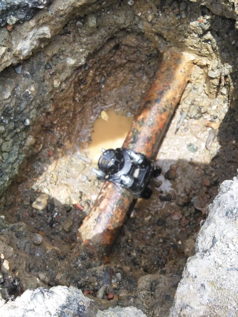 Reparación de tubería de 2"(Pulgadas). Se colocó 1 abrazadera de 32 mm(Milímetros), para darle servicio a la Urb. Betania de Charallave, municipio Cristobal Rojas, estado Miranda.