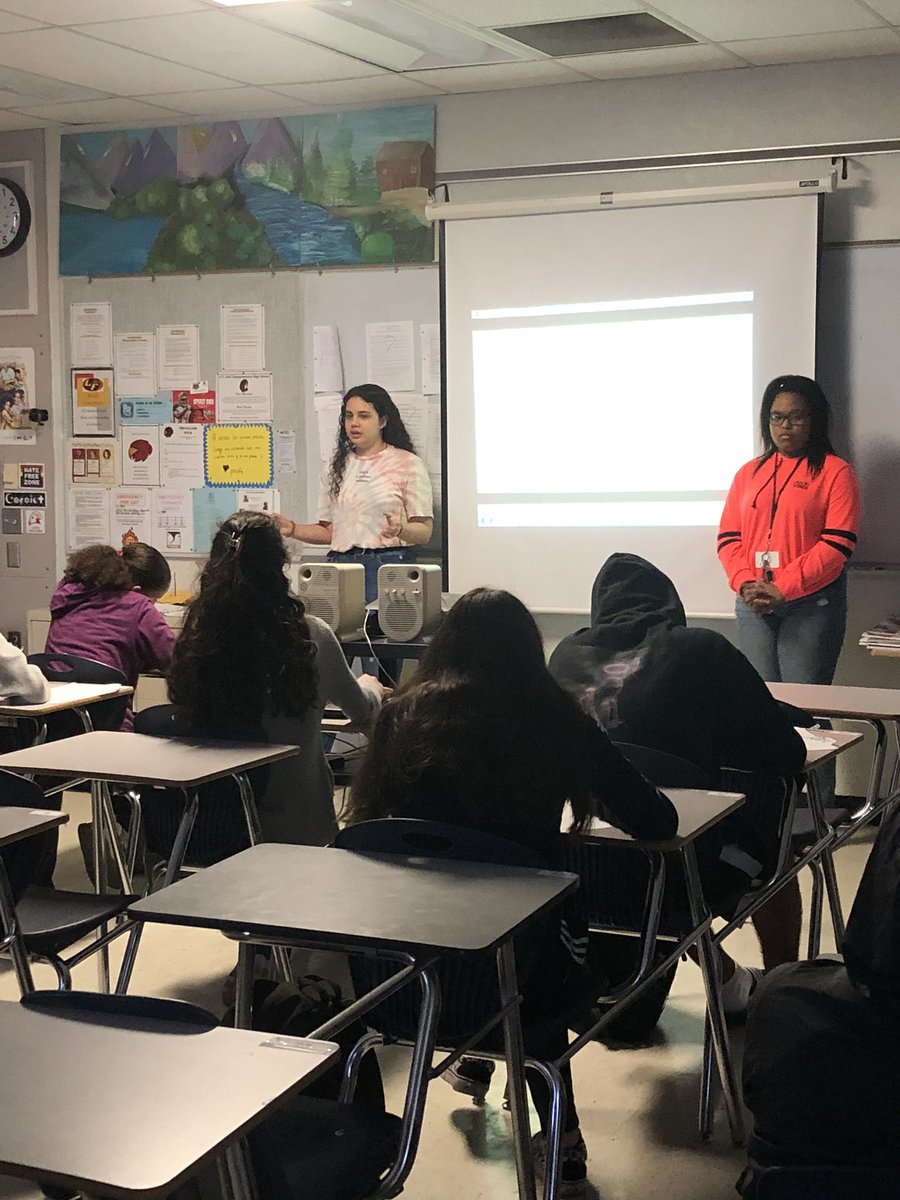world_leto's tweet photo. @LetoAVID Avid students teaching our freshman how to take college level notes. @world_leto @LHSKleinTime @LHSMcCoy  @HCPSArea2 @HCPS_AVID @LetoAVID https://t.co/qqpDG2yoPq