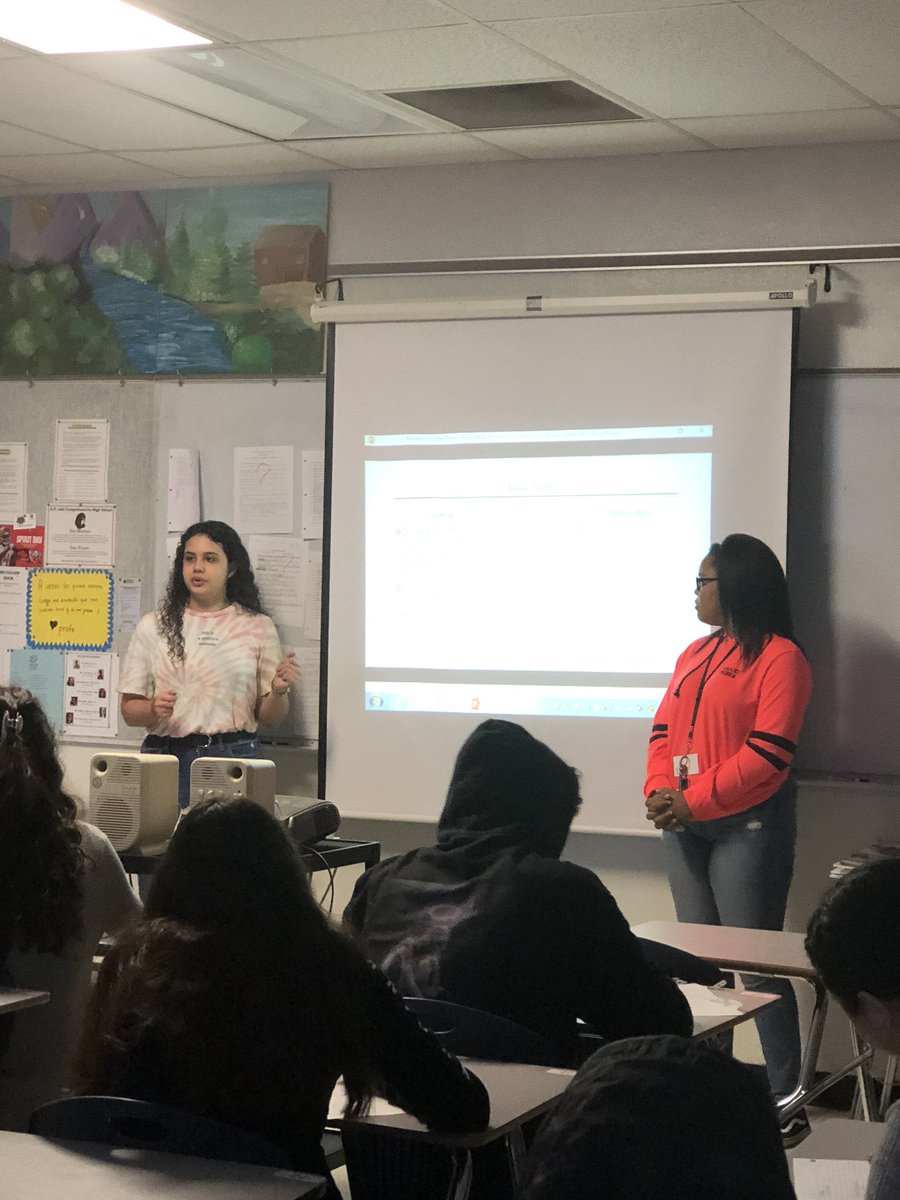 world_leto's tweet photo. @LetoAVID Avid students teaching our freshman how to take college level notes. @world_leto @LHSKleinTime @LHSMcCoy  @HCPSArea2 @HCPS_AVID @LetoAVID https://t.co/qqpDG2yoPq